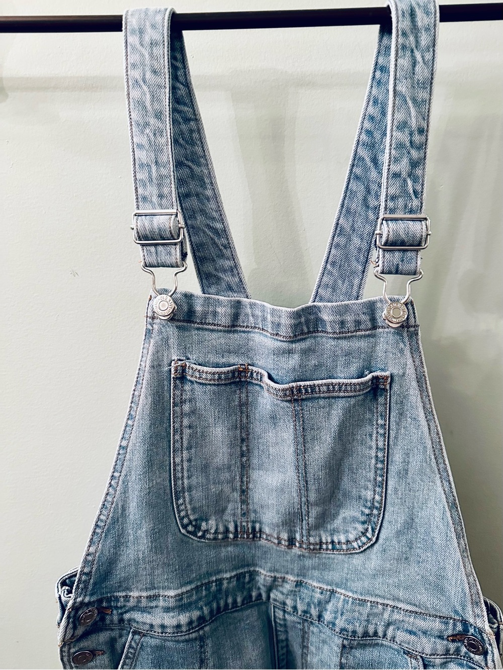 Old Navy Light Blue Distressed Denim Overalls Women’s Sz 8 Waist 30” Insm 26.5” - Picture 3 of 10